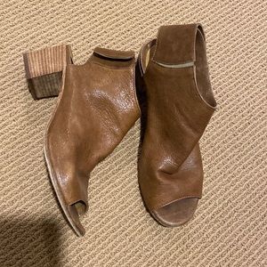 Made in Italy. Camel Leather block heels